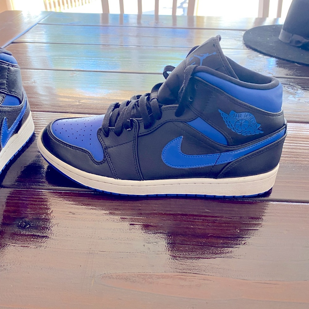 Air Jordan 1 mid “black hyper royal”